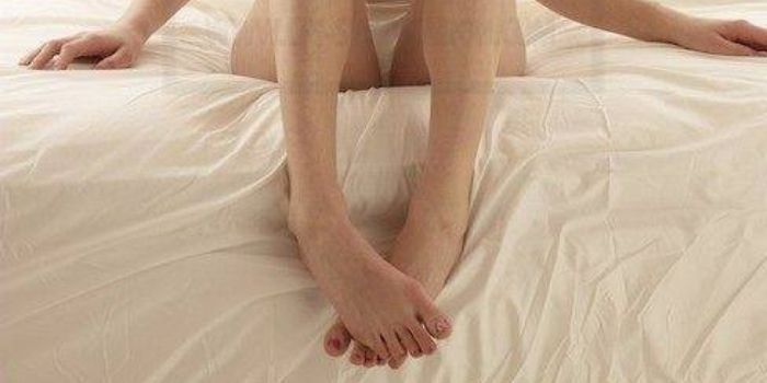 pics Yvonne Strahovski c feet & legs