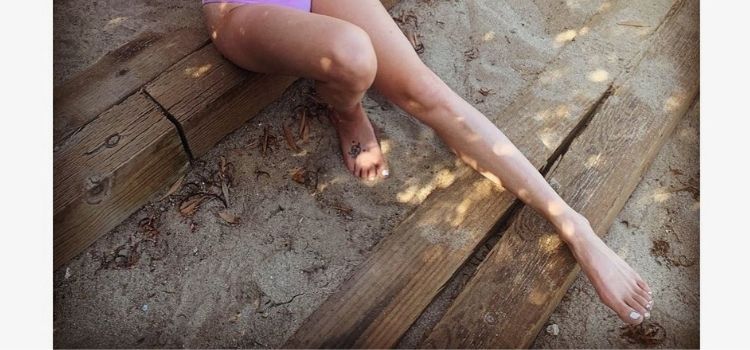 pics Riley Keough c feet & legs