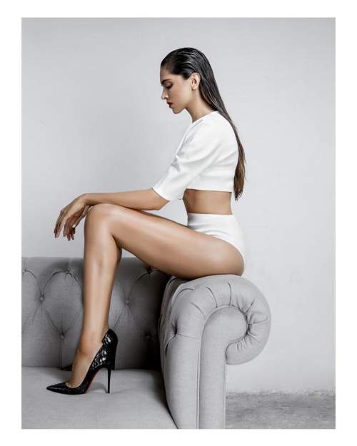 pics Deepika Padukone b feet & legs