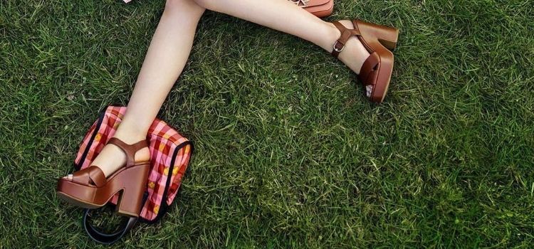 pics Julia Garner g feet & legs