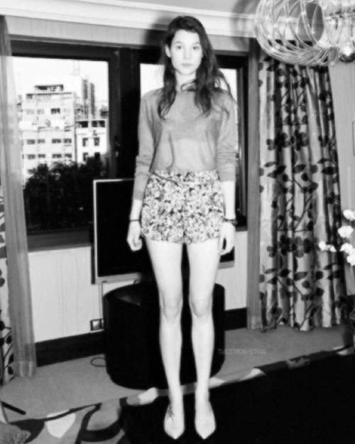 pics Astrid Berges Frisbey Feet and Legs